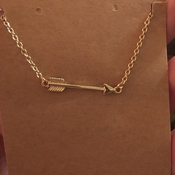 Gold arrow necklace - Picture 5 of 5